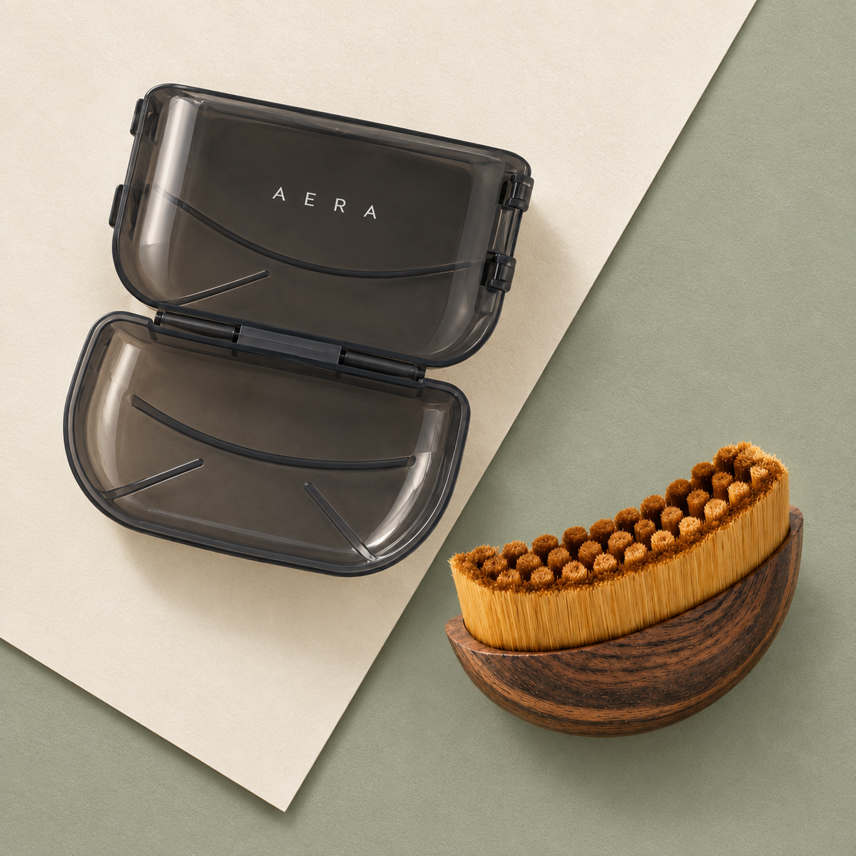 Brosse AERA et étui ouvert sur fond crème et vert sauge